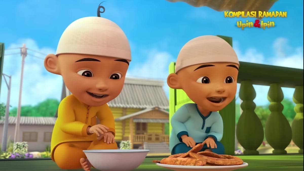 Upin dan Ipin berkumpul bersama keluarga sambil makan camilan