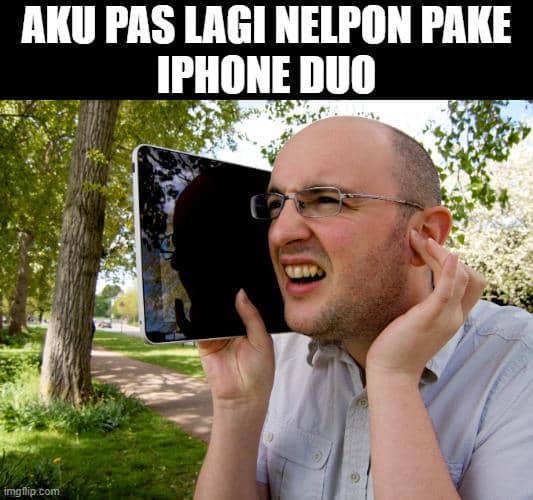 Meme memperlihatkan perbandingan iPhone 18 dan iPhone Duo dengan ilustrasi desain ponsel yang bernuansa humor.