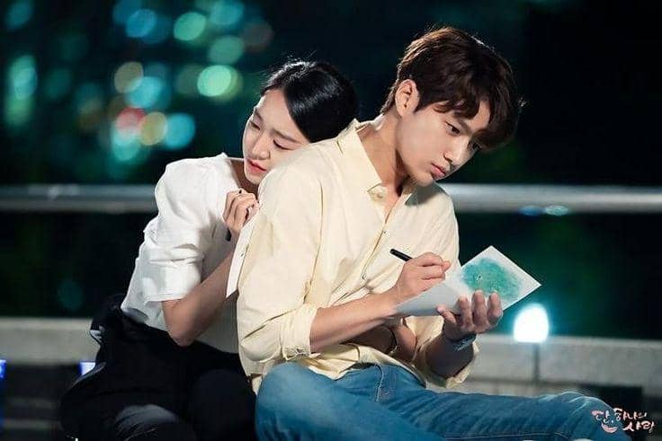 Shin Hae Sun dan Kim Myung Soo berdiri berhadapan dalam adegan drama Korea Angel's Last Mission: Love.
