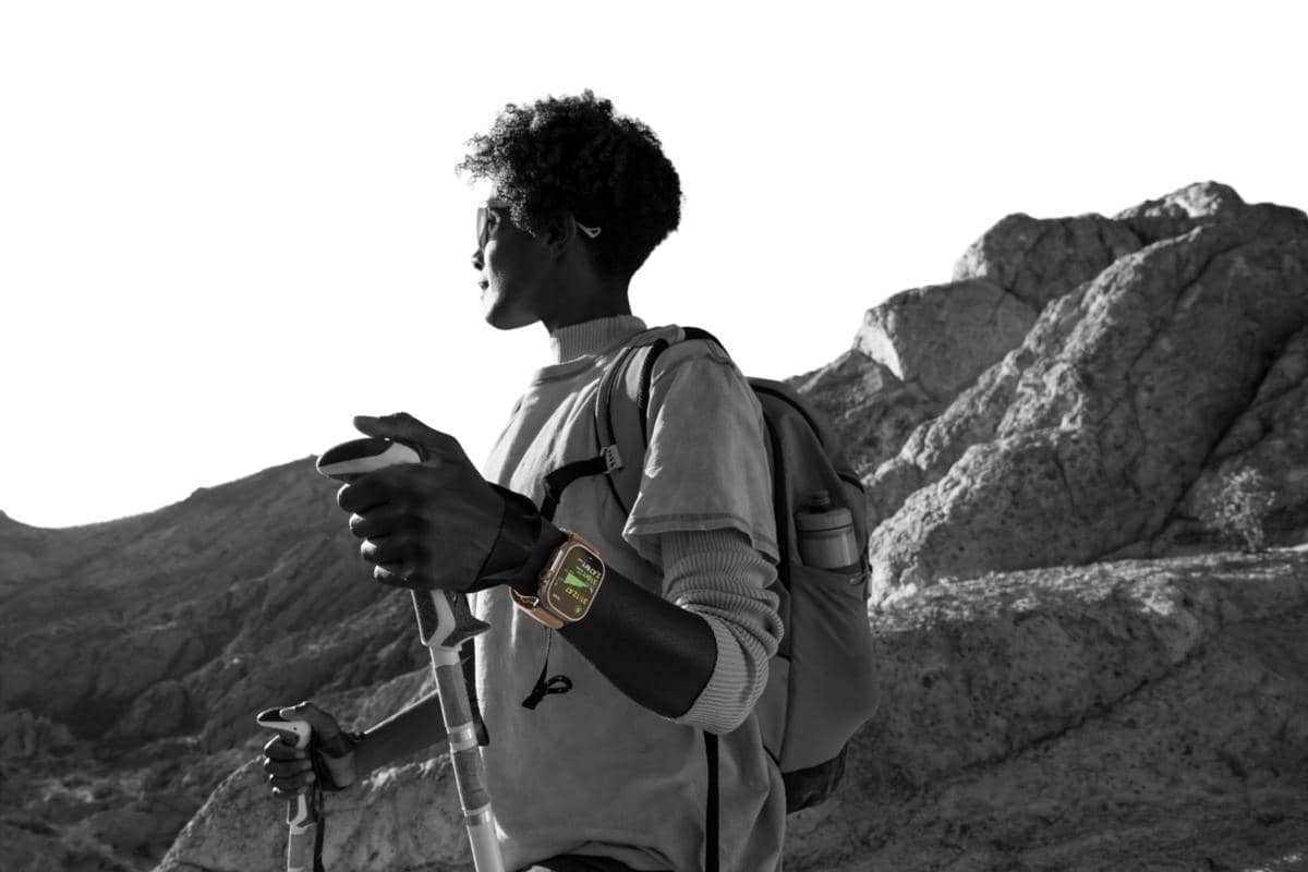 Apple-Watch-Ultra-4-lifestyle-02-260909_big.jpg.large_2x.jpg