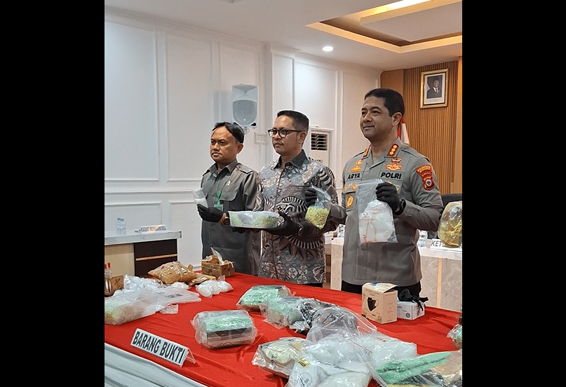 Satuan Reserse Narkoba (Satresnarkoba) Polrestabes Makassar memusnahkan barang bukti narkotika hasil pengungkapan kasus selama sebulan terak