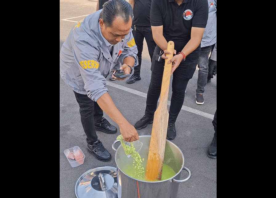 Satuan Reserse Narkoba (Satresnarkoba) Polrestabes Makassar memusnahkan barang bukti narkotika hasil pengungkapan kasus selama sebulan terak