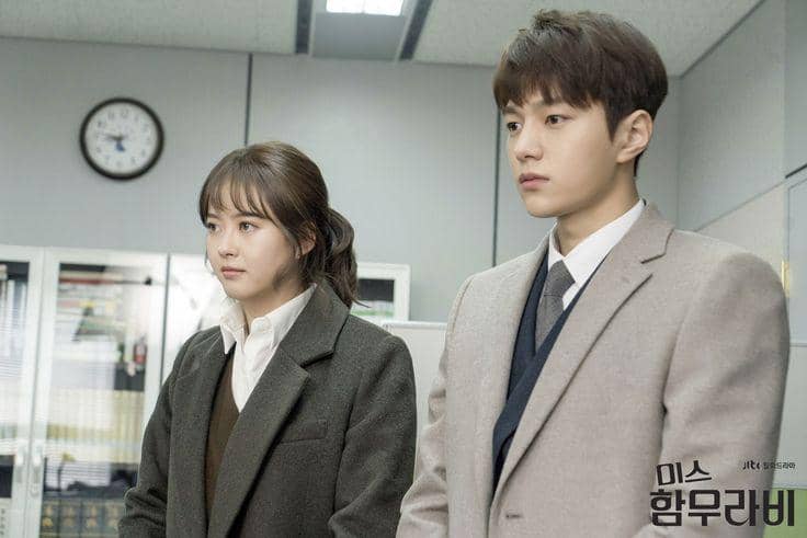 Go Ara dan Kim Myung Soo tampil bersama dalam adegan drama Korea Miss Hammurabi yang diproduksi JTBC.