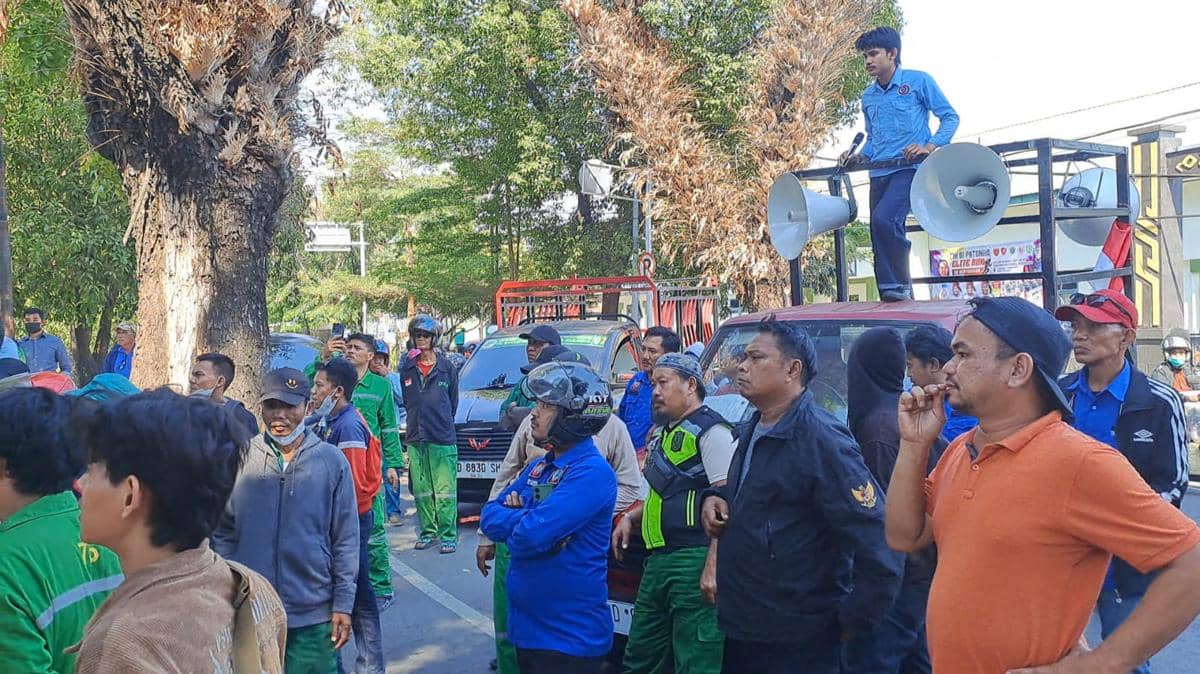 Sejumlah warga menggelar aksi unjuk rasa di depan Kantor PT Pertamina Patra Niaga Regional Sulawesi di Jalan Garuda, Kecamatan Mariso, Makas