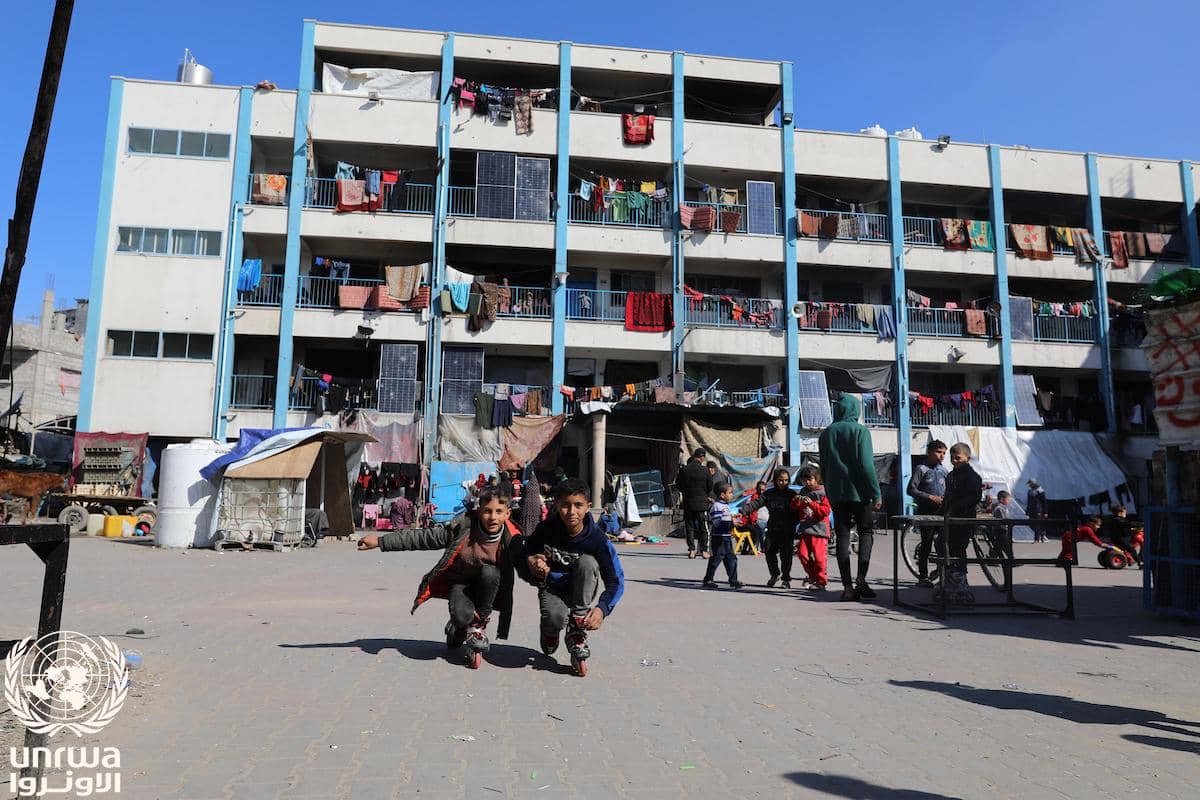 Anak-anak pengungsi bermain di sekolah UNRWA yang dialihfungsikan jadi tempat penampungan, Jabalia, Gaza.