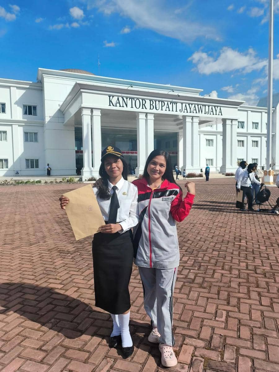 Nona Wili berpose setelah penerimaan SK CPNS, mengabadikan momen penting pengangkatan sebagai calon pegawai negeri sipil.