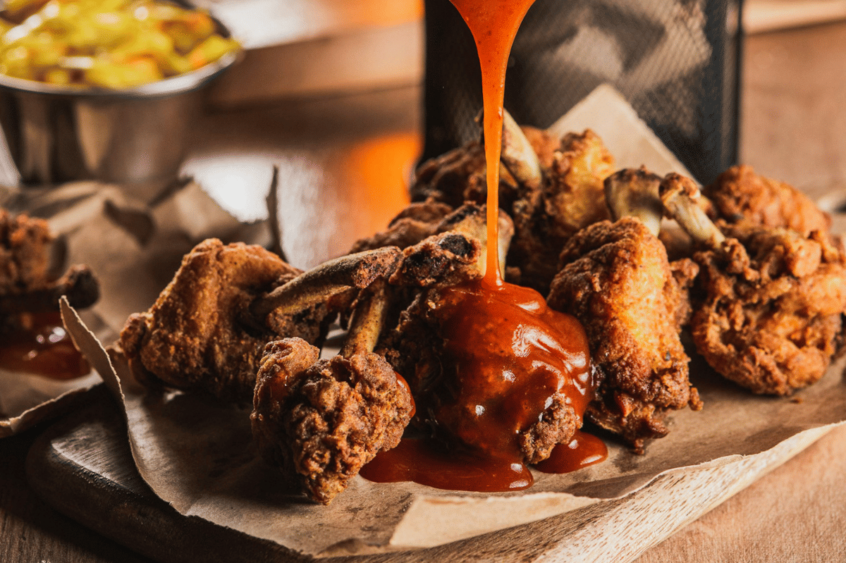 ilustrasi ayam dengan fire sauce