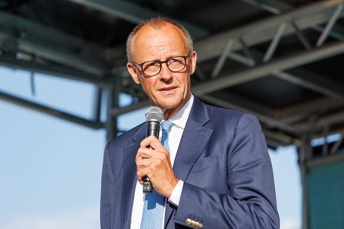 Friedrich Merz sedang berpidato.