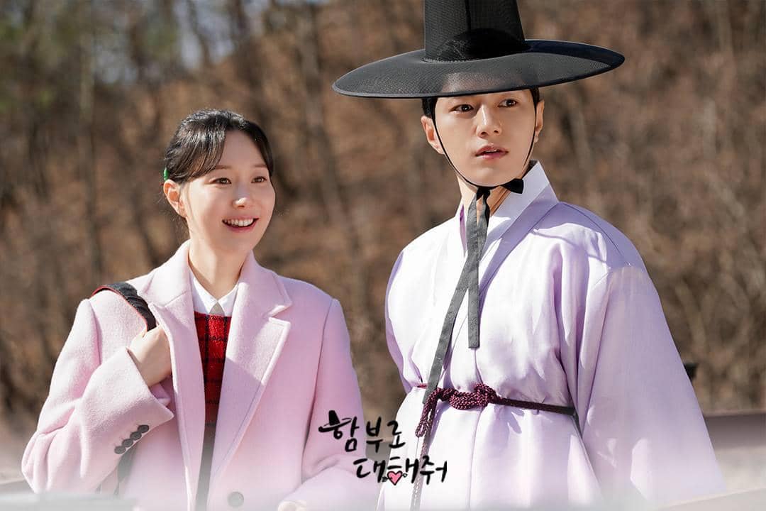 Lee Yoo Young dan Kim Myung Soo tampil berdekatan dalam adegan drama Korea Dare to Love Me produksi KBS.