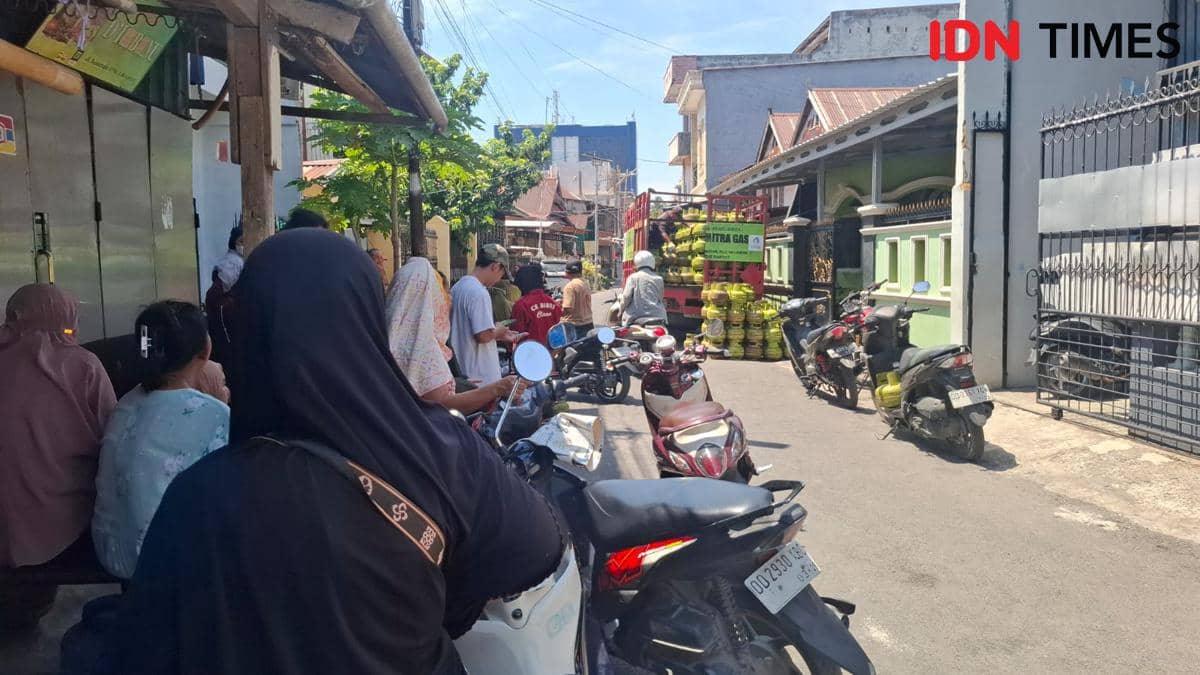 Ibu-ibu di Makassar mengantre di pangkalan gas elpiji, Kamis (10/9/2026). IDN Times/Darsil Yahya