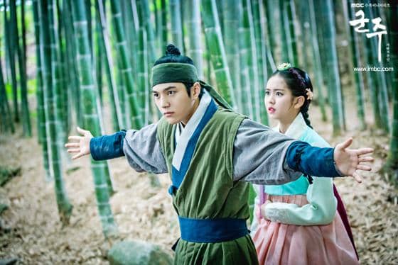 Kim Myung Soo dan Kim So Hyun dalam adegan drama Korea The Emperor: Owner of the Mask produksi MBC.
