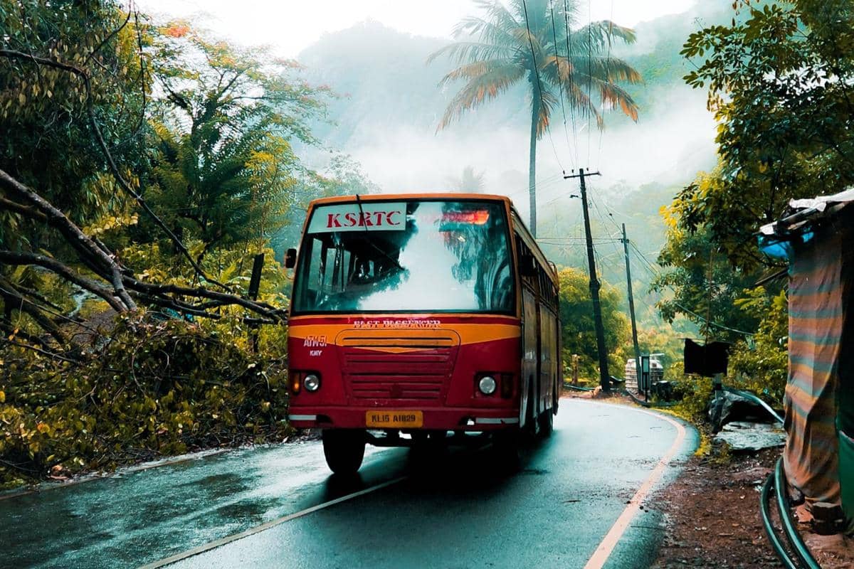 ilustrasi bus di pegunungan
