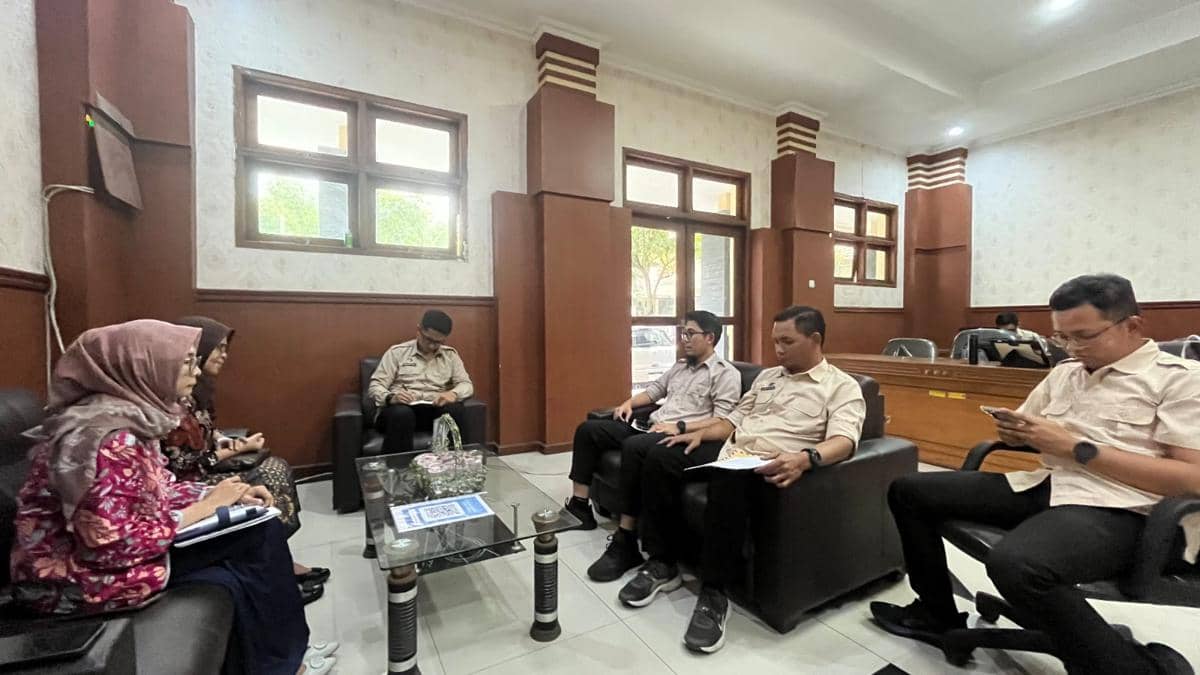 Sejumlah pengurus SPPG duduk bersama saat Ombudsman Jawa Tengah memeriksa langsung keterangan mereka di sebuah ruangan.