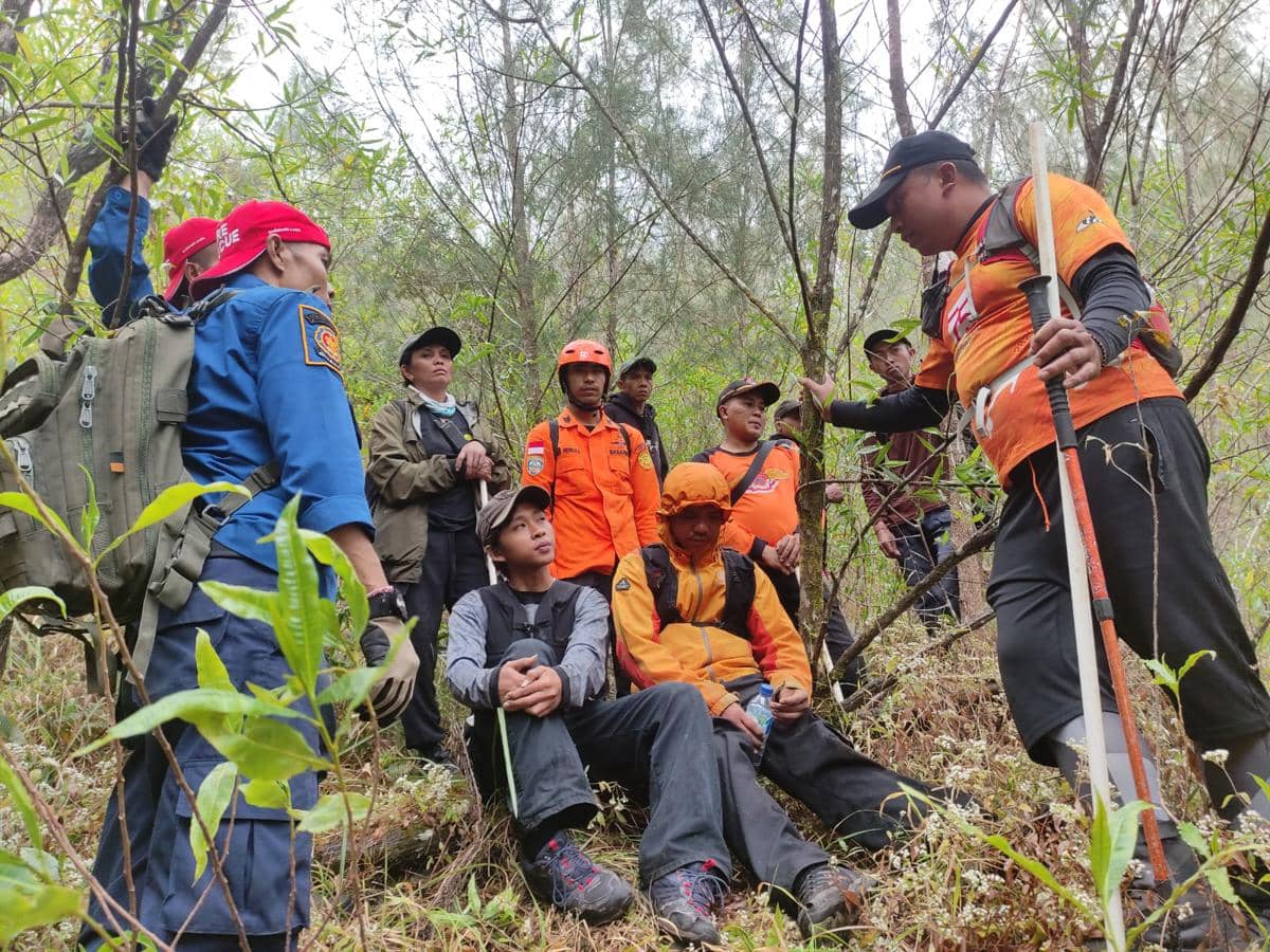 Dua Pendaki Gunung Agung Selamat Setelah Terjebak di Jurang