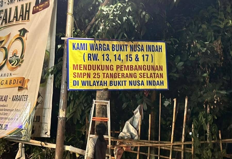 Warga Terbelah soal SMPN 25 Tangsel, Spanduk Dukungan Bertebaran