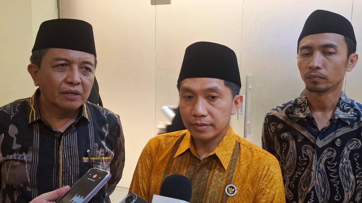 Ketua Tim Bina Haji Kementerian Haji Sulsel, H. Asa Afiif didampingi Dekan Fakultas Dakwah dan Komunikasi UIN Alauddin Makassar, Prof. Abd. Rasyid Masri (kiri). (IDN Times/Darsil Yahya)