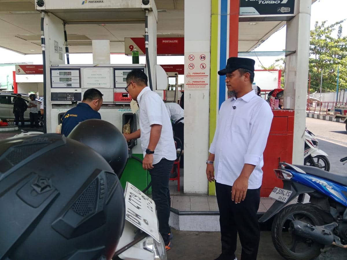 Gubernur Sulawesi Selatan Andi Sudirman Sulaiman memeriksa antrean kendaraan untuk pengisian BBM di sebuah SPBU Makassar.