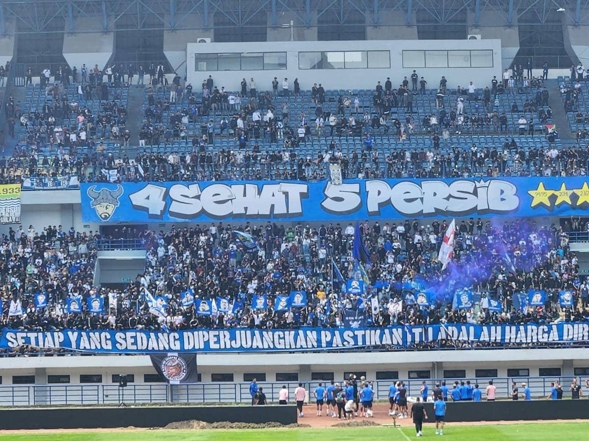 GBLA Bergemuruh, Ribuan Bobotoh Suntik Semangat Persib Kontra Persija