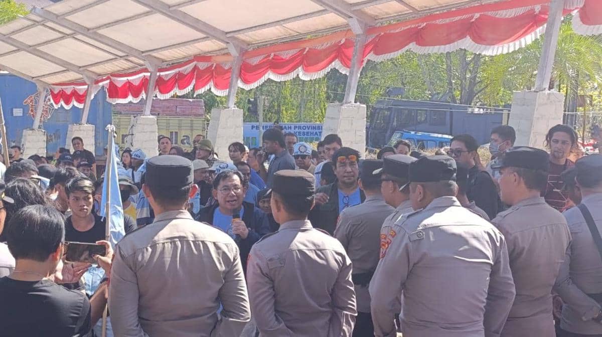 Sejumlah buruh mengikuti aksi demonstrasi di Kantor DPRD Sulawesi Utara pada Kamis, 10 September 2026.