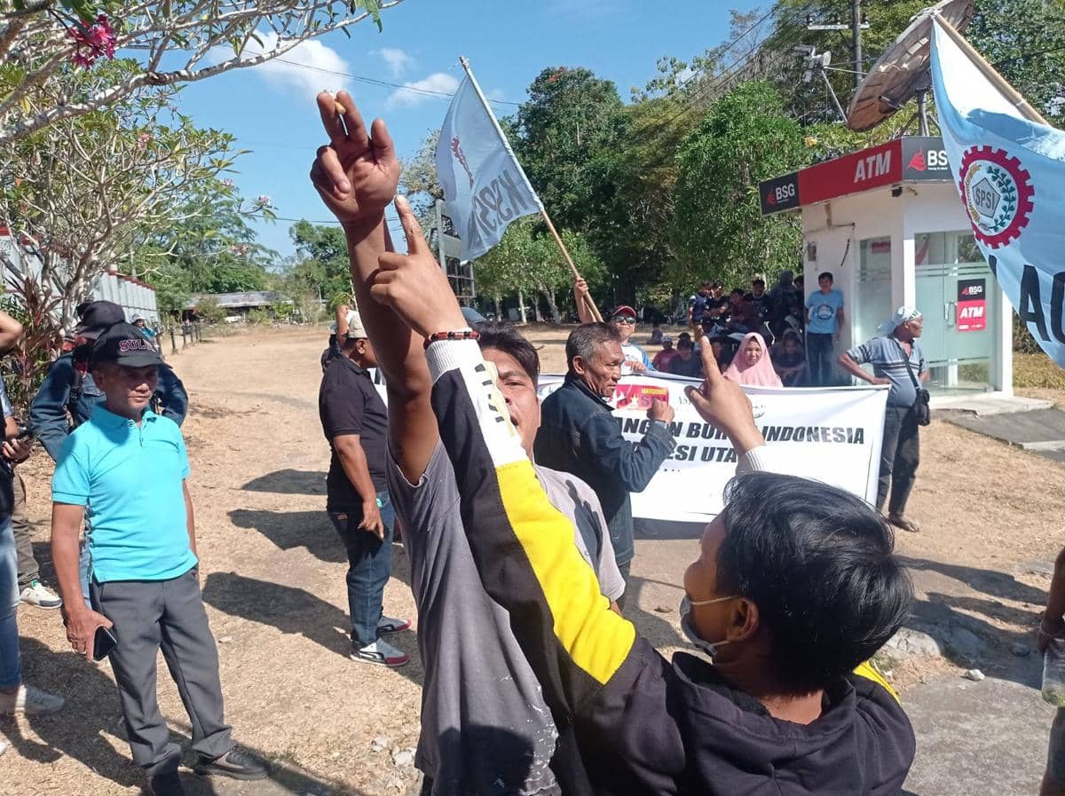 Sejumlah buruh mengikuti aksi demonstrasi di depan Kantor DPRD Sulawesi Utara pada Kamis, 10 September 2026.