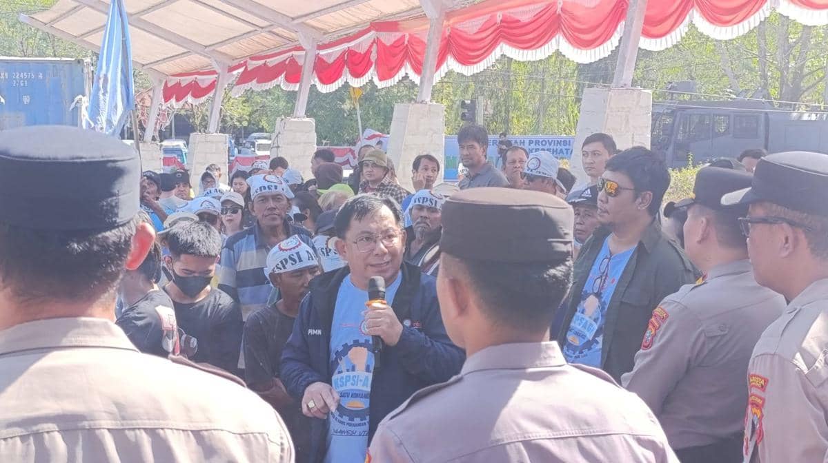 Sejumlah buruh menggelar aksi demonstrasi di depan Kantor DPRD Sulawesi Utara pada Kamis, 10 September 2026.