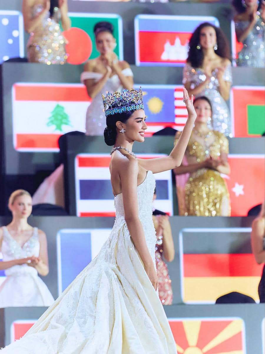 Potret Last Walk Opal Suchata sebagai Miss World 2025