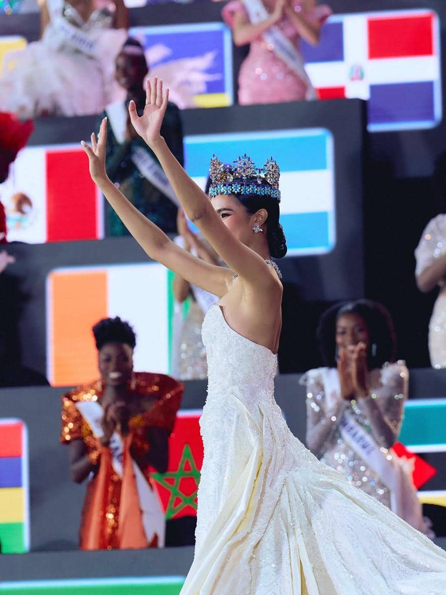 Potret Last Walk Opal Suchata sebagai Miss World 2025
