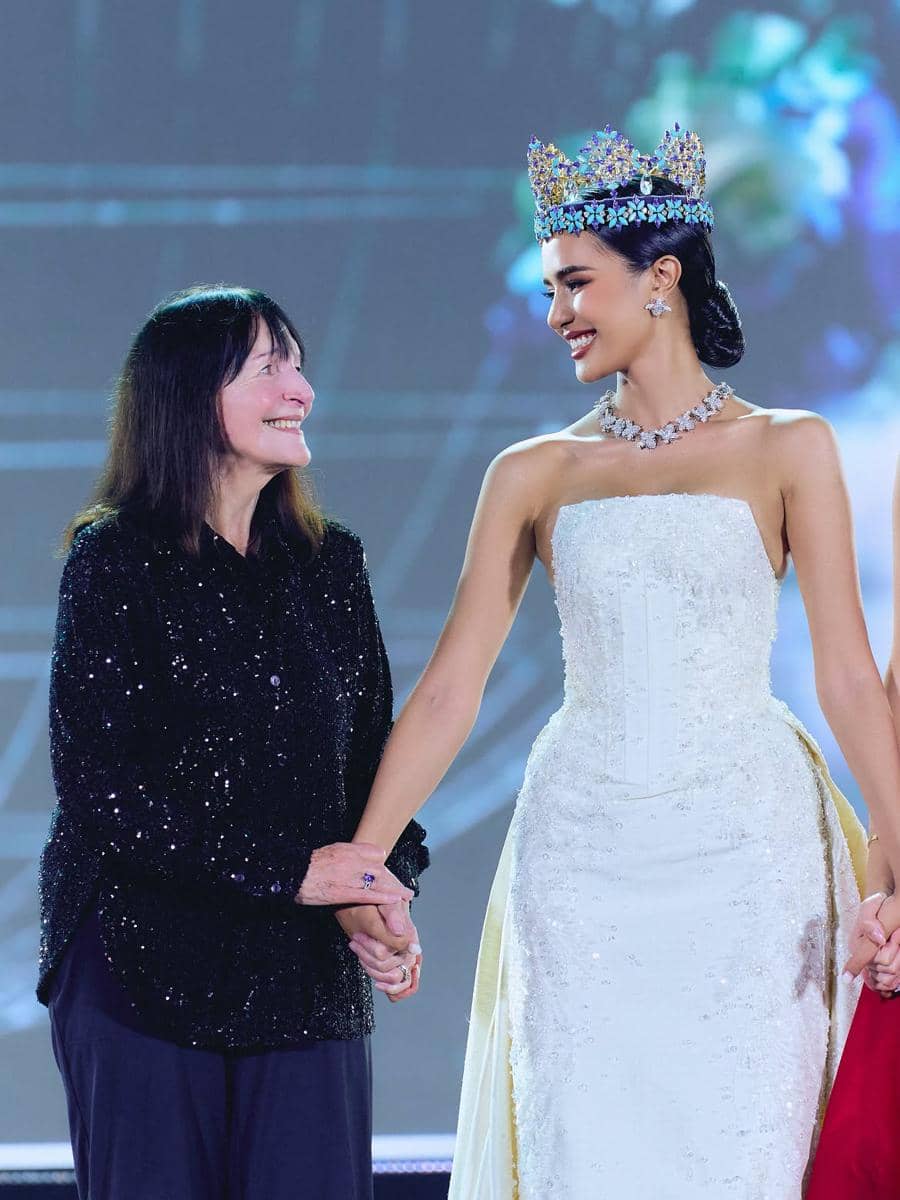 Potret Last Walk Opal Suchata sebagai Miss World 2025