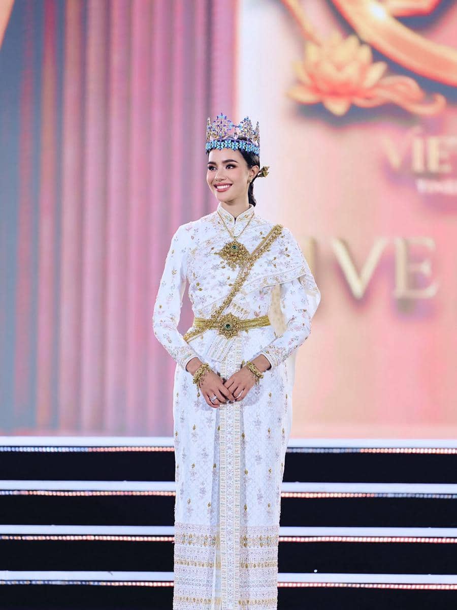 Potret Last Walk Opal Suchata sebagai Miss World 2025