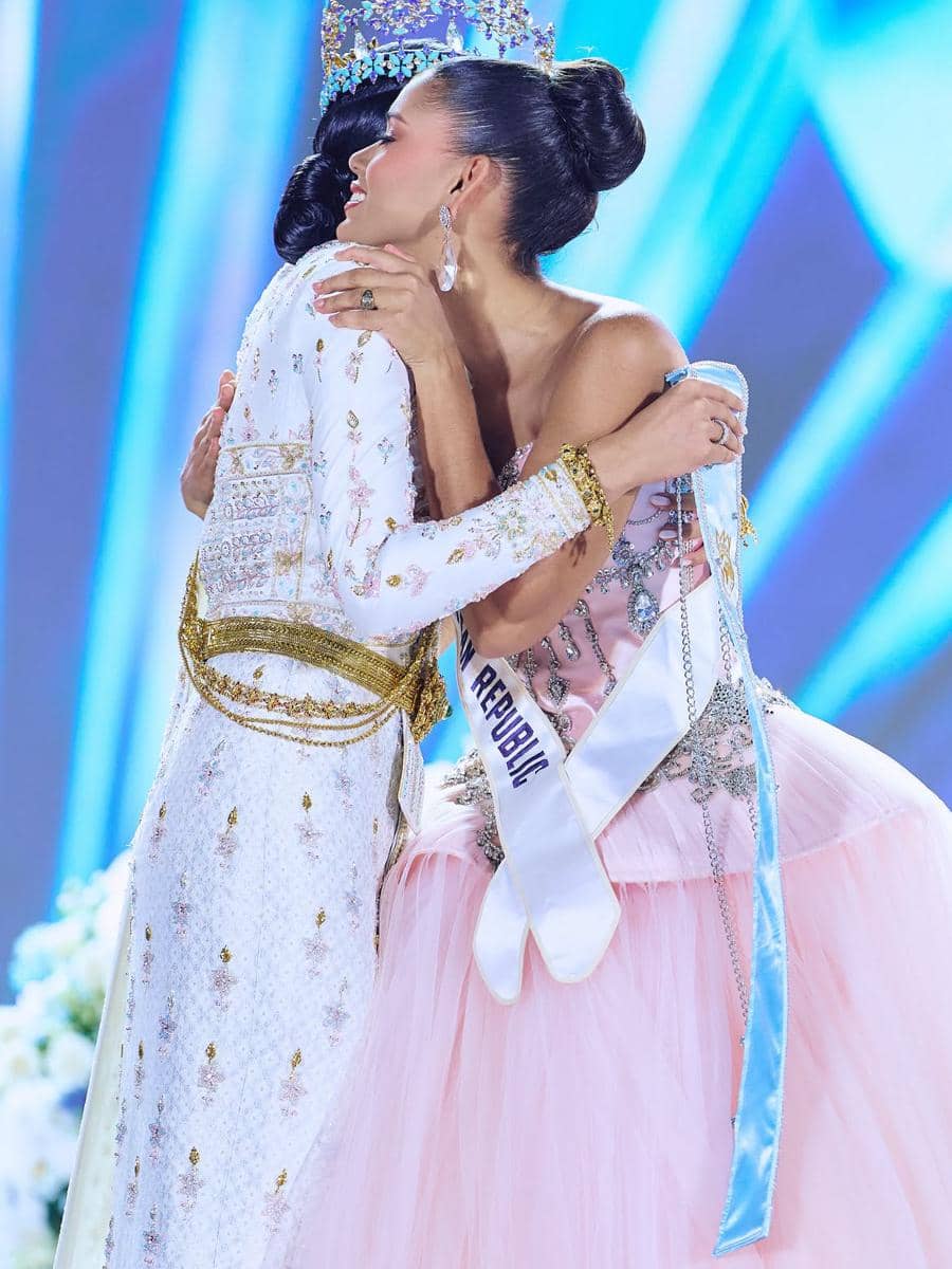 Potret Opal Suchata Last Walk sebagai Miss World 2025