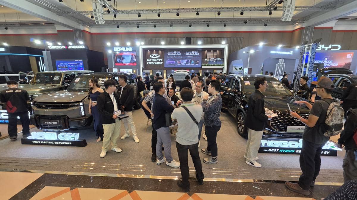Area pameran Chery di GIIAS Bandung dengan berbagai mobil dan promo menarik yang ditawarkan kepada pengunjung.