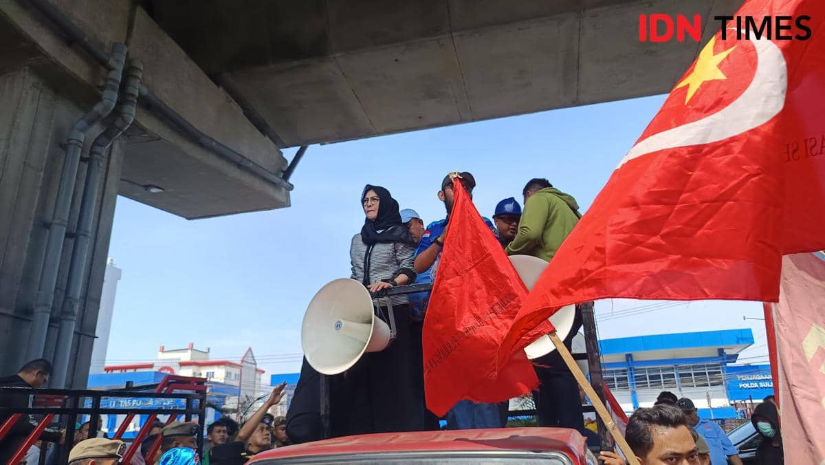 Ketua DPRD Sulsel Andi Rachmatika Dewi menemui massa buruh yang berunjuk rasa di depan kantor sementara DPRD Sulsel di Makassar.