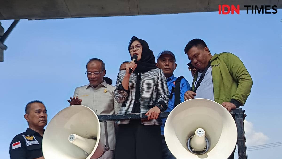 Ketua DPRD Sulsel Andi Rachmatika Dewi berbicara kepada massa buruh dalam aksi di depan kantor sementara DPRD Sulsel, Makassar.
