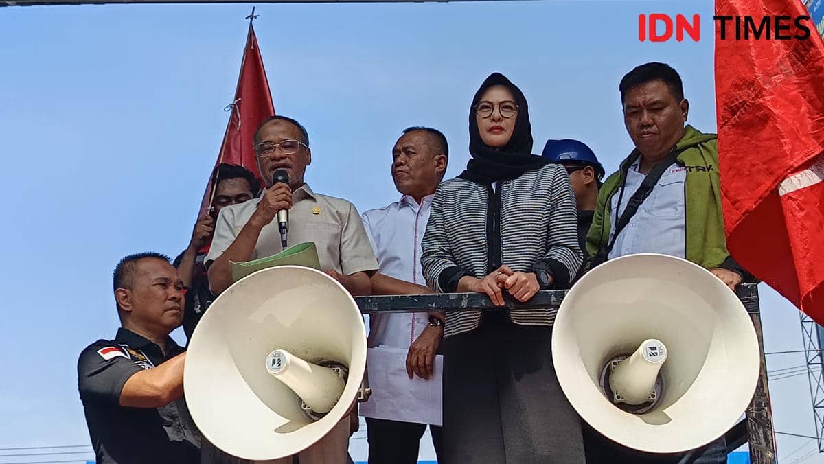 Ketua Komisi D DPRD Sulsel Kadir Halid menyampaikan rekomendasi soal kelangkaan BBM dan LPG kepada massa buruh di Makassar.