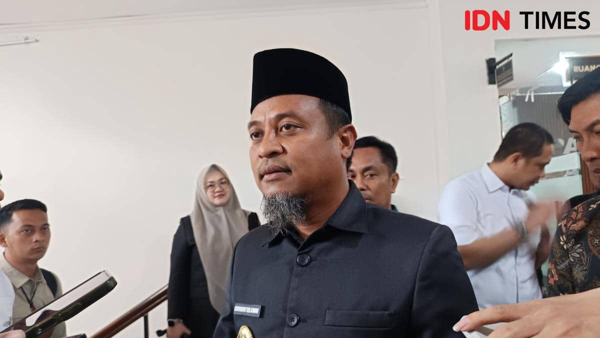 Gubernur Sulawesi Selatan Andi Sudirman Sulaiman berada di kantor DPRD Sulsel pada Kamis, 10 September 2026.