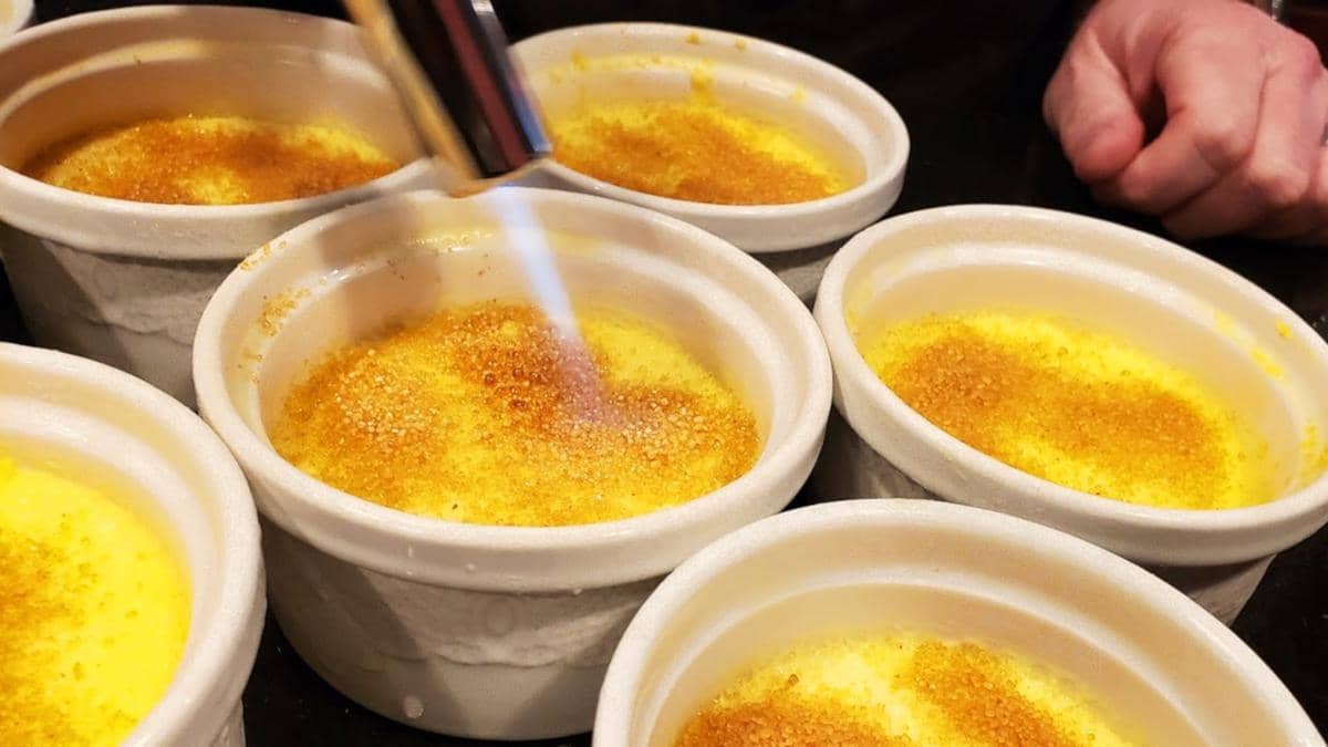 ilustrasi membuat crème brûlée