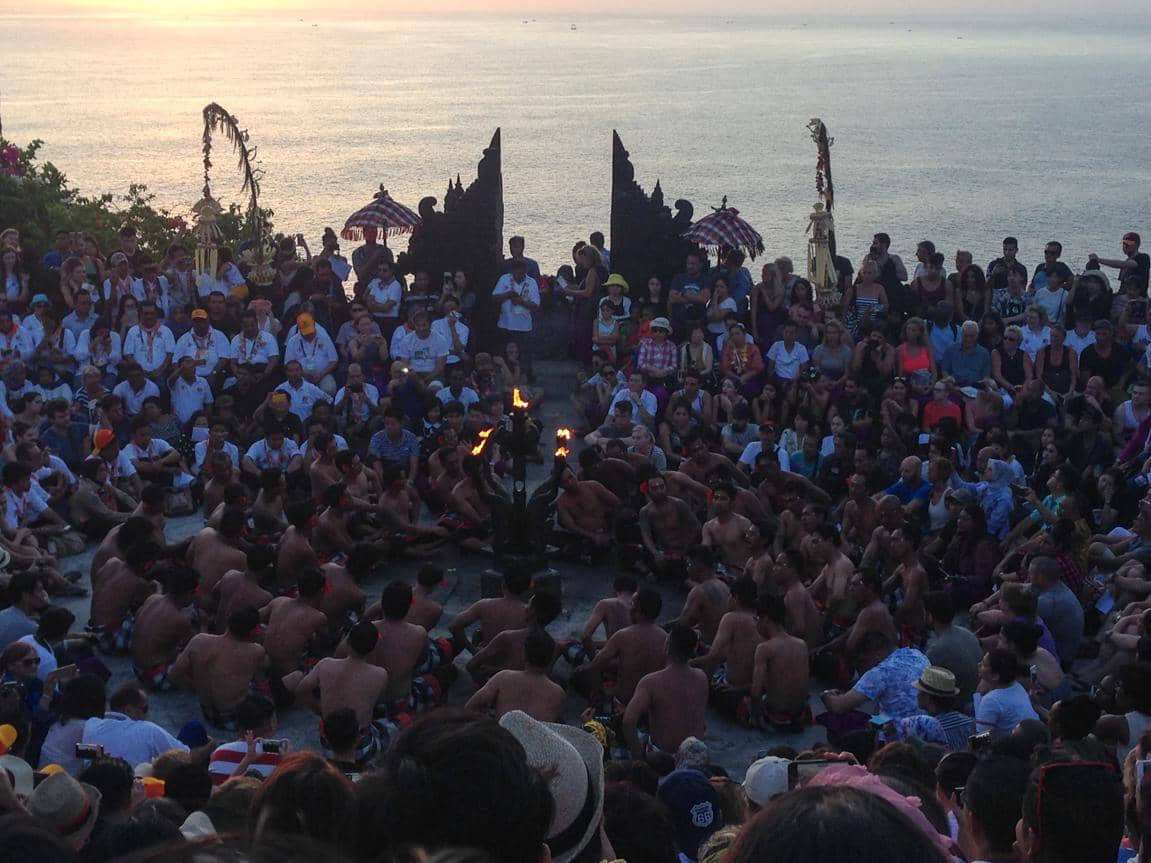 Perbedaan Nonton Tari Kecak di Uluwatu dan Melasti