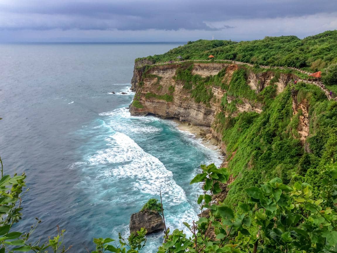 panorama di sekitar Pura Luhur Uluwatu (dok.pribadi/Natalia Indah)