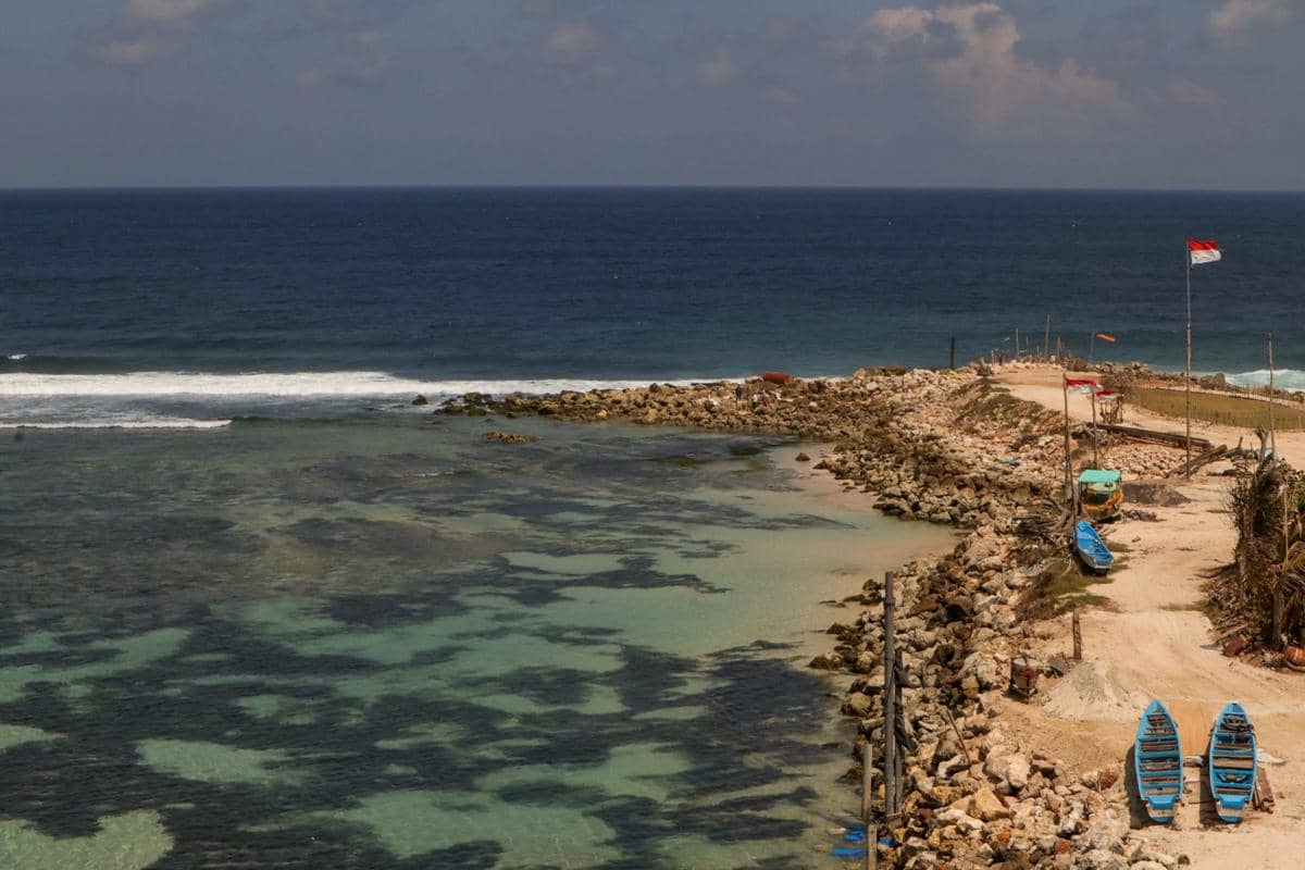 pasir putih dan air jernih Pantai Melasti (dok.pribadi/Natalia Indah)