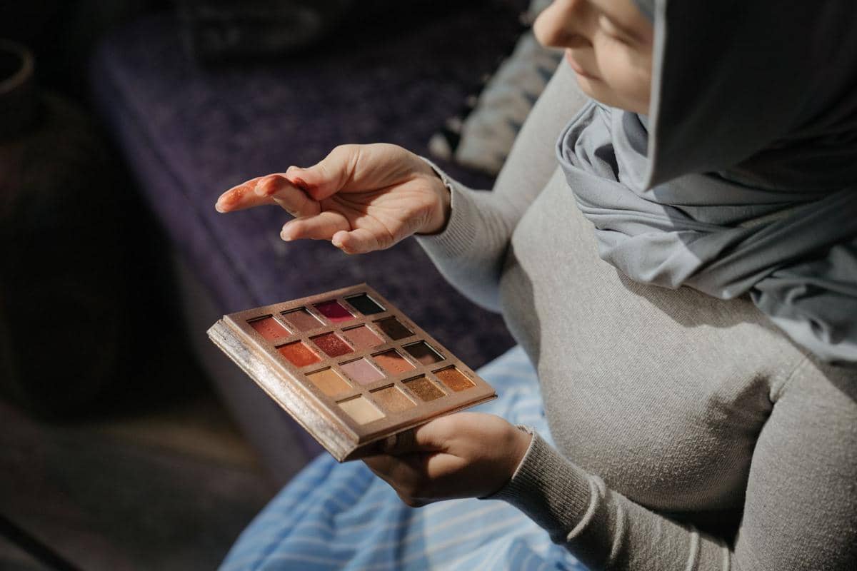 memilih warna eyeshadow yang sesuai
