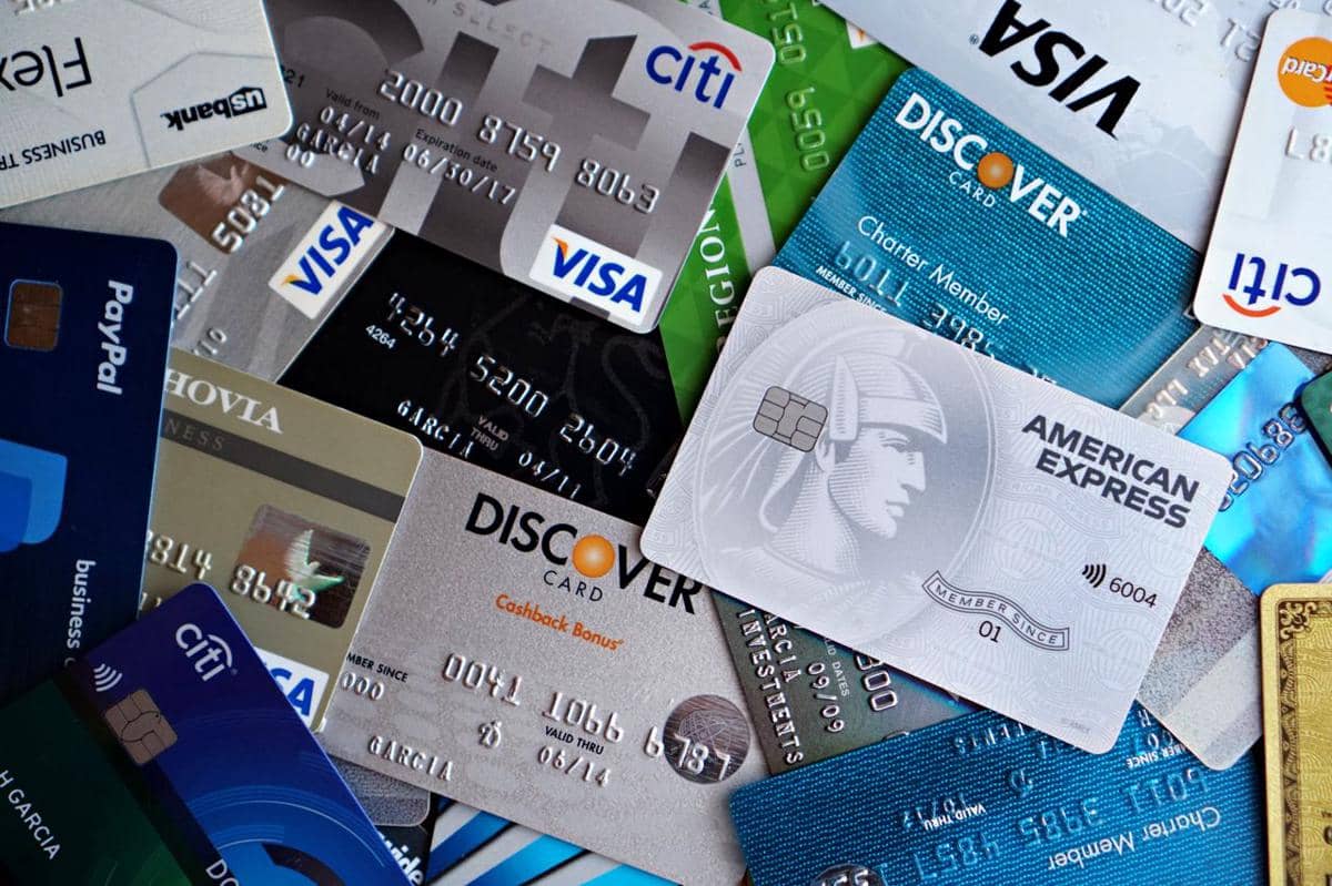ilustrasi susunan kartu kredit dan debit dari berbagai bank yang ditata rata
