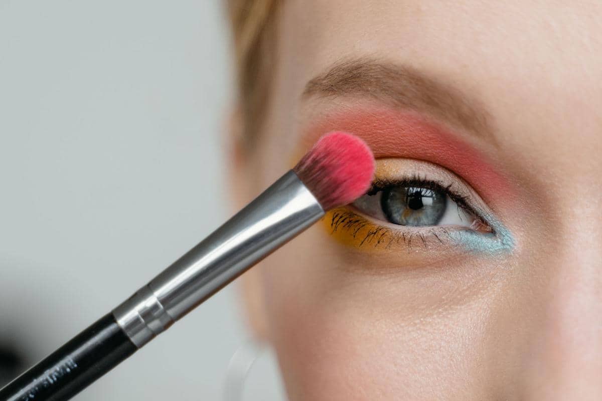 mengaplikasikan eyeshadow pada kelopak mata