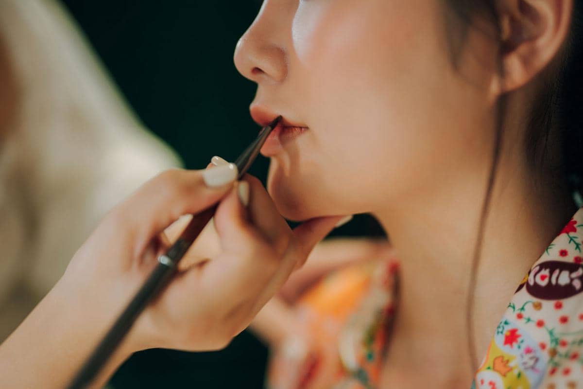 meratakan warna makeup bibir