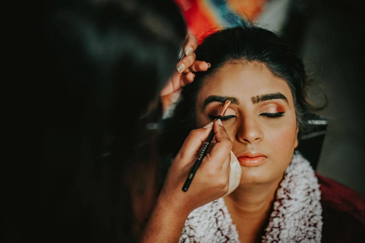menggunakan eyeshadow pada kelopak mata