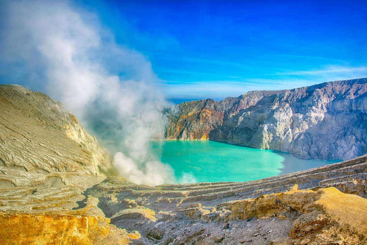 ilustrasi panorama Kawah Ijen 