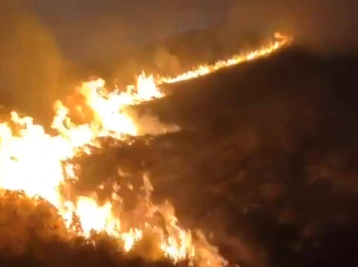 Kebakaran hutan dan lahan melanda kawasan Gunung Bromo, dengan api dan asap terlihat pada 10 September 2026.