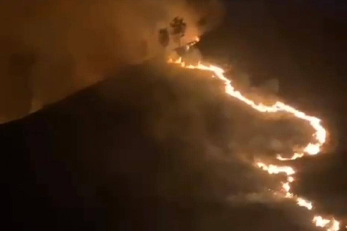 Belum Genap Sebulan Padam, Gunung Bromo Kembali Terbakar