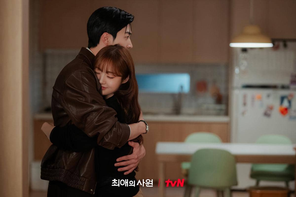 Still cut drama My Bias, My Boss dari unggahan akun Instagram tvN Drama, menampilkan salah satu adegan serial.