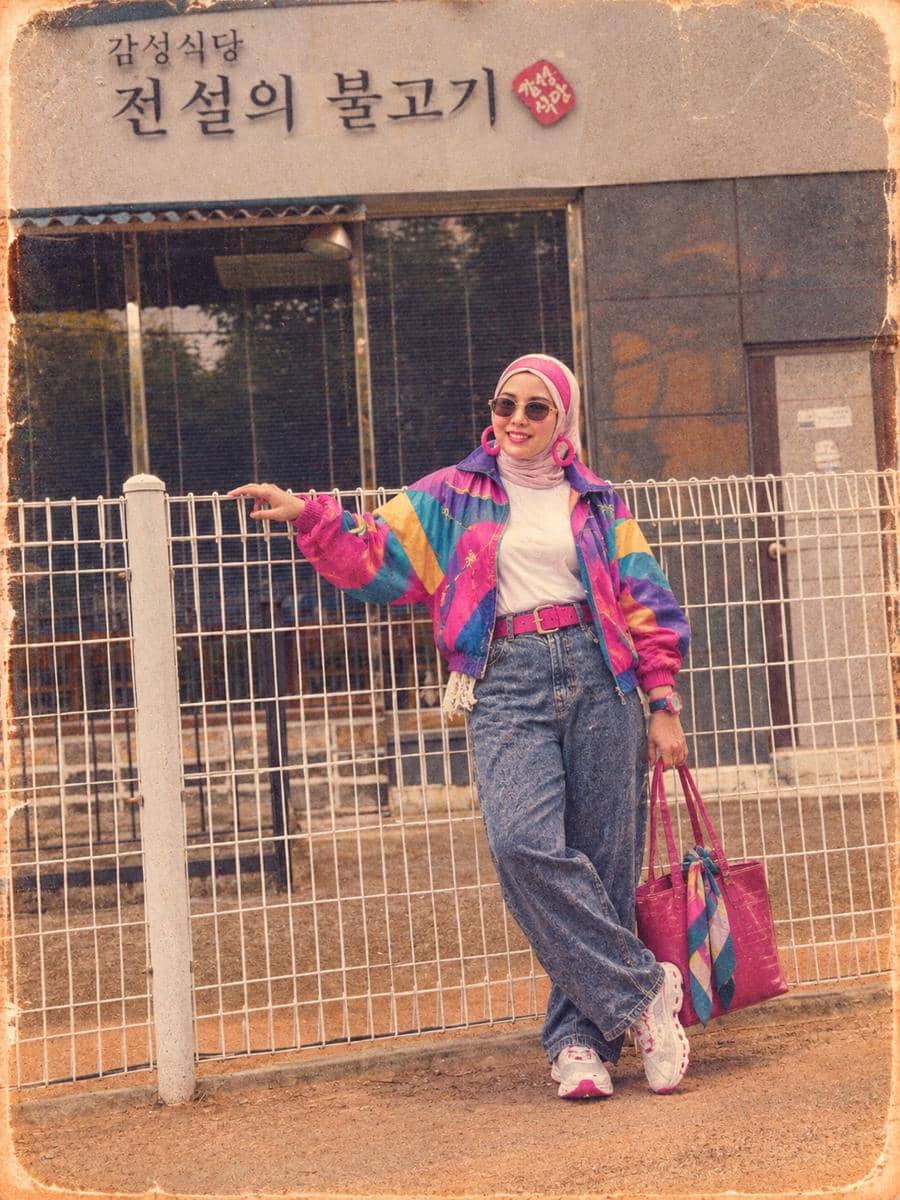 Tya Ariestya mengenakan busana bergaya 80-an sebagai referensi OOTD dari unggahan Instagram yang dibagikan.