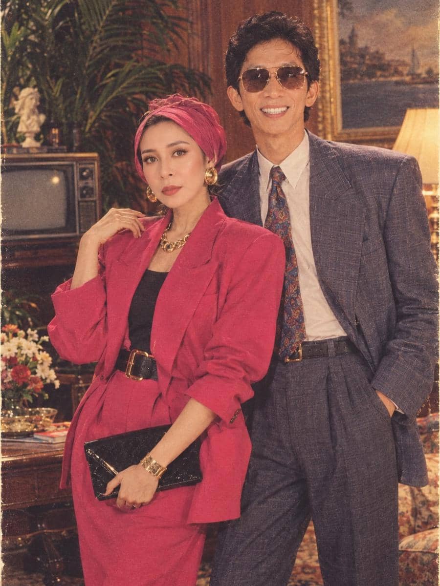 Melly Goeslaw mengenakan OOTD bernuansa 80-an sebagai referensi gaya busana retro selebritas Indonesia.